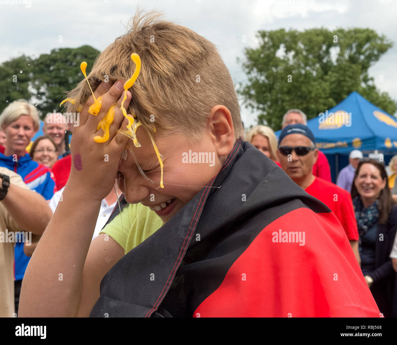 Participant de jouer à la roulette russe avec des oeufs au monde jeter des oeufs, Swaton Championnats Kermesse, Lincolnshire, Royaume-Uni Banque D'Images