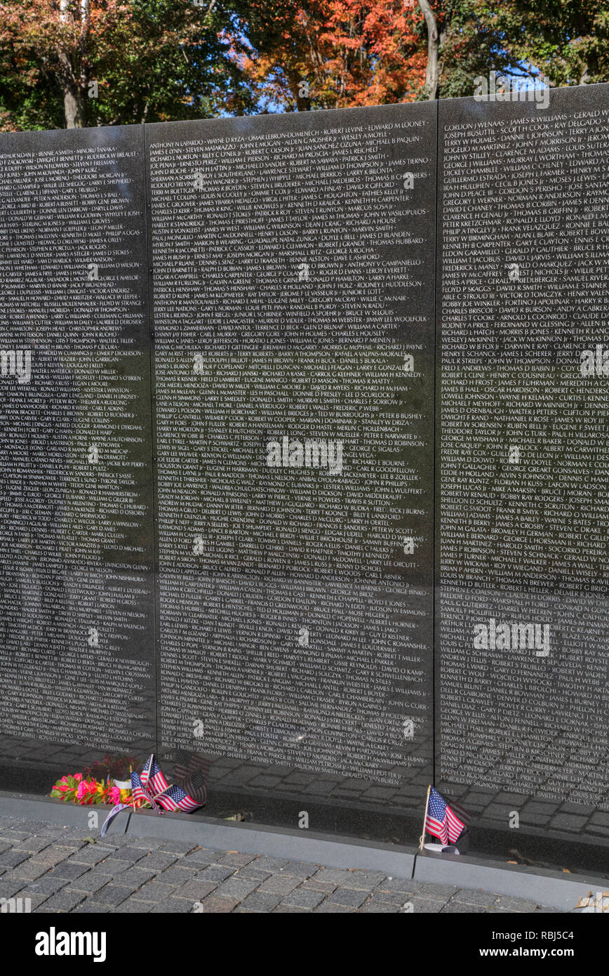 Les drapeaux sur le mur, , Vietnam Veterans Memorial, Washington D.C., États-Unis Banque D'Images