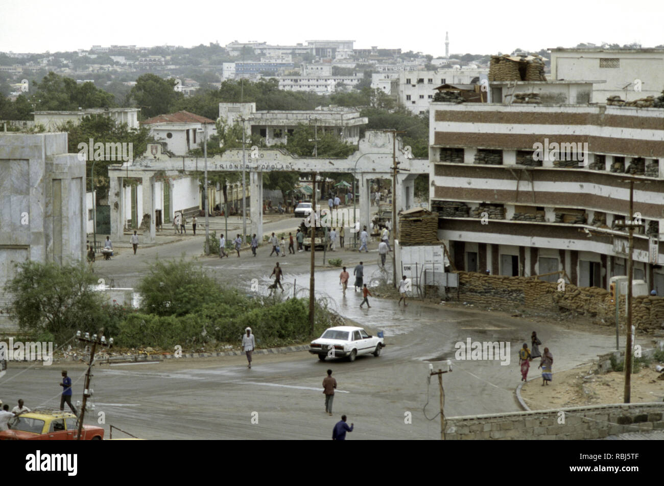10 octobre 1993, le K-4 rond-point à Mogadiscio, en Somalie. Dans l'arrière-plan est l'Arco di Trionfo Popolare (l'Arc de Triomphe), un vestige de colonialisme en vertu de l'Italie. Banque D'Images
