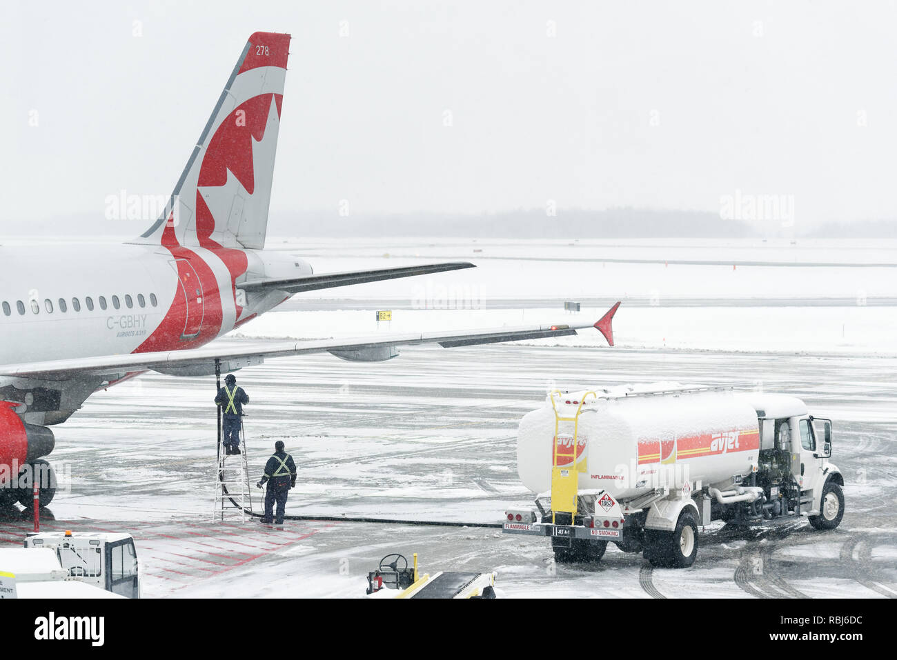 Un Airbus A319 d'être ravitaillé en conditions d'hiver à l'aéroport Jean Lesage de Québec Banque D'Images
