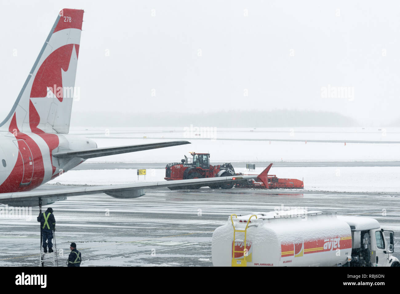 Un Airbus A319 d'être ravitaillé en conditions d'hiver à l'aéroport Jean Lesage de Québec Banque D'Images