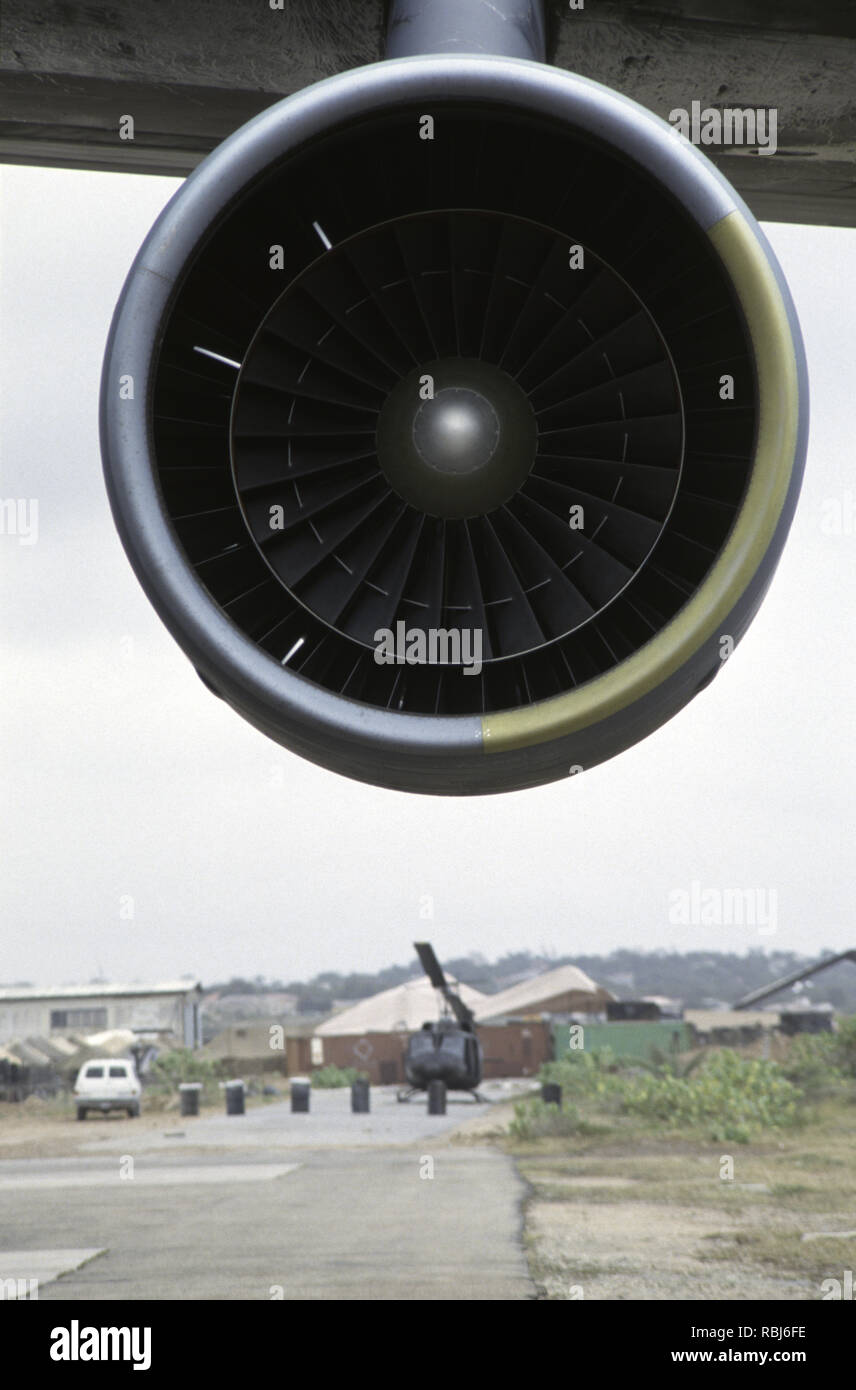 10 octobre 1993, un des quatre gros moteurs du Lockheed C5 Galaxy jet de transport militaire de l'Air Mobility Command, garée à l'aéroport de Mogadiscio en Somalie. Dans l'arrière-plan est un Bell UH-1 Huey Iroquois (hélicoptère). Banque D'Images