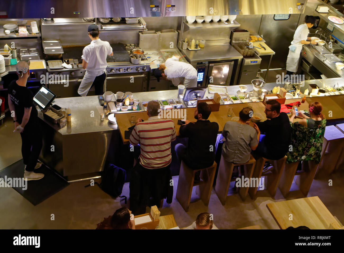 Les gens assis dans Momofuku Noodle Bar de Toronto Canada Banque D'Images