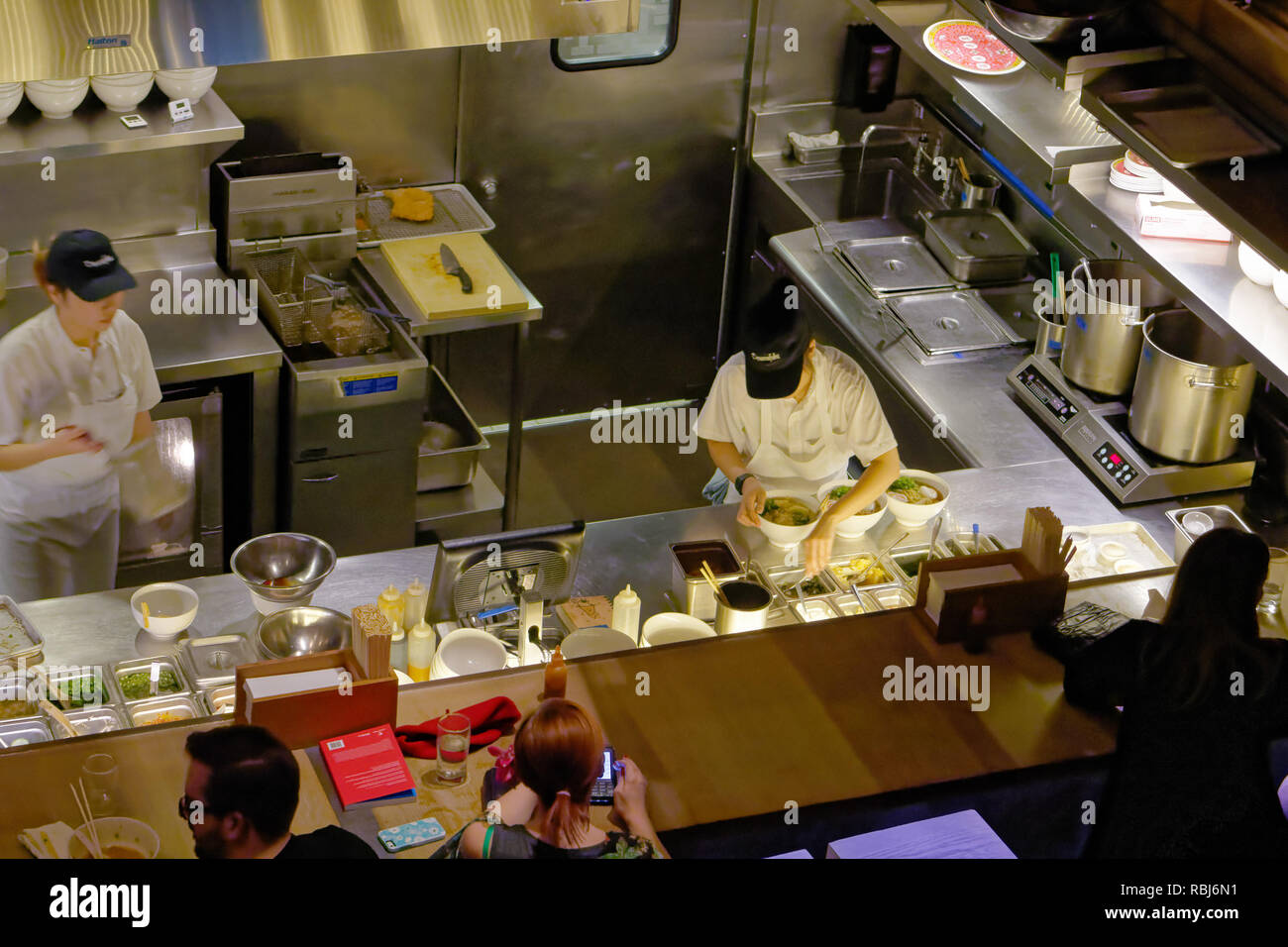 Les gens assis dans Momofuku Noodle Bar de Toronto Canada Banque D'Images