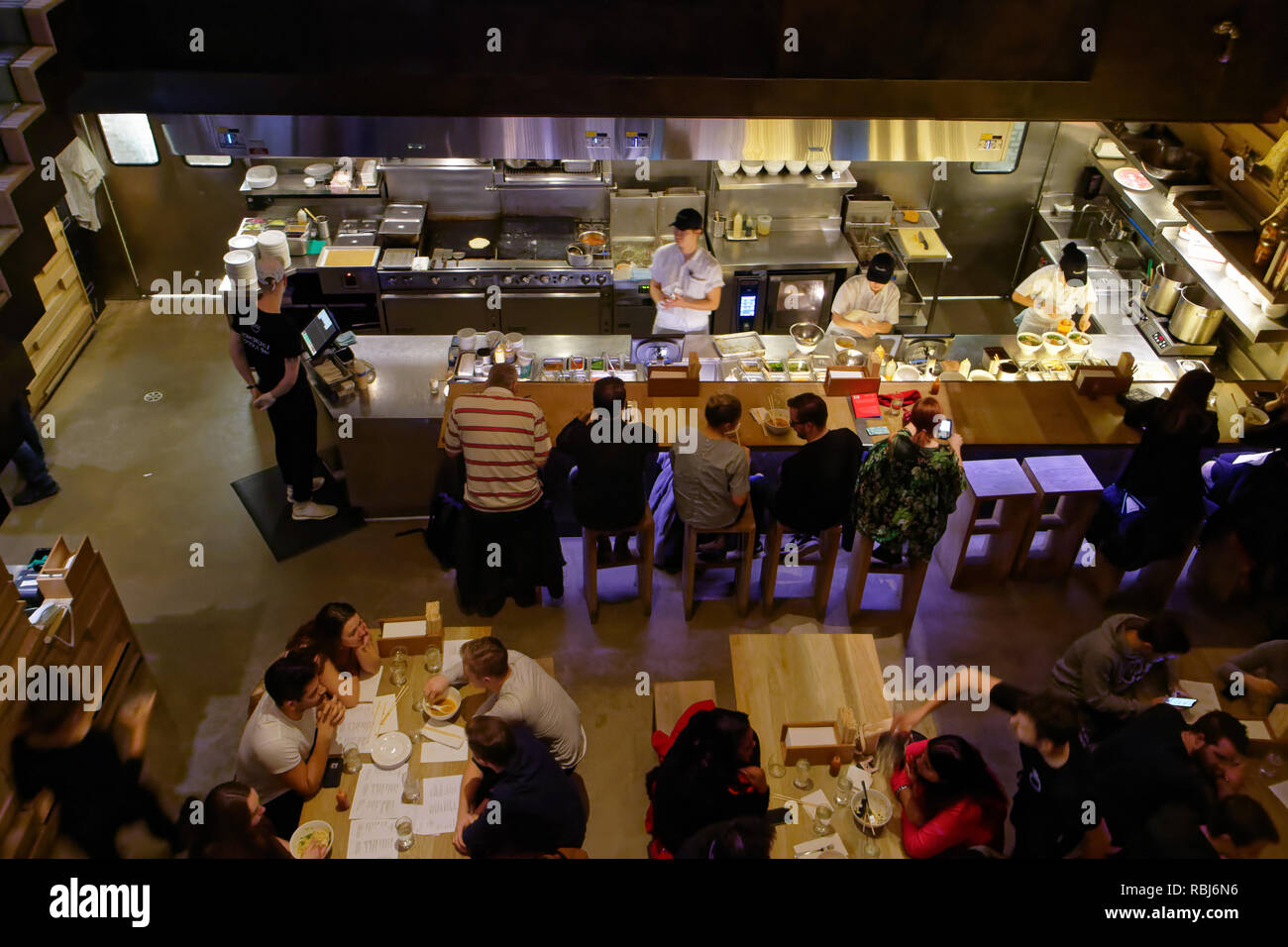 Les gens assis dans Momofuku Noodle Bar de Toronto Canada Banque D'Images