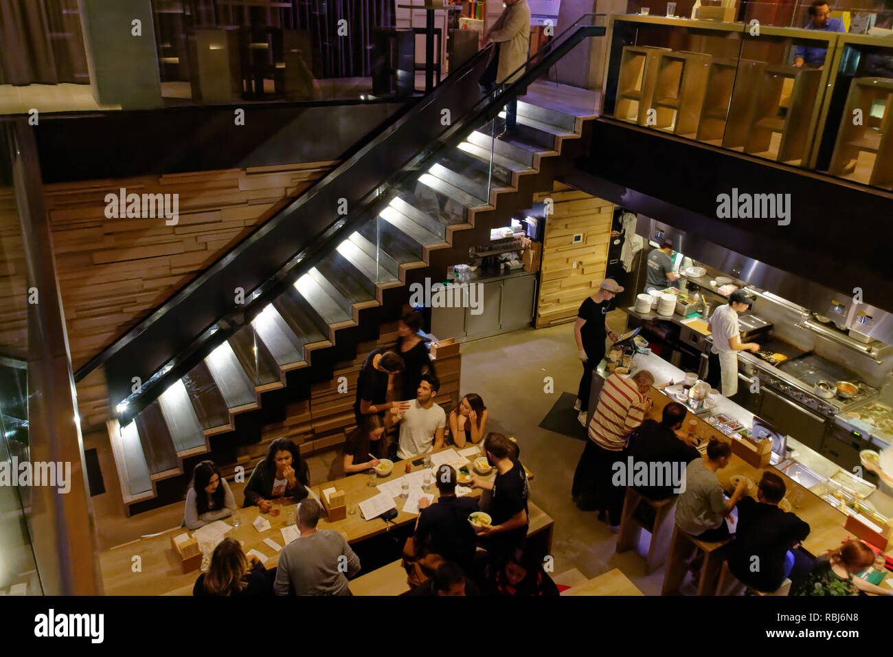 Les gens assis dans Momofuku Noodle Bar de Toronto Canada Banque D'Images