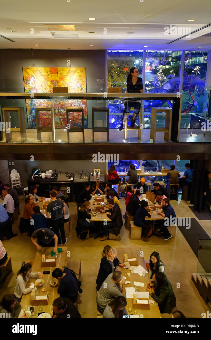Les gens assis dans Momofuku Noodle Bar de Toronto Canada Banque D'Images
