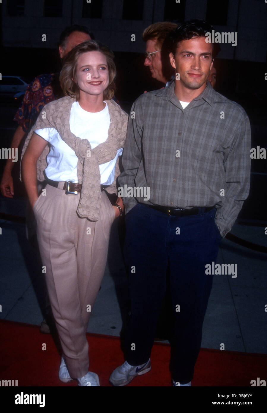 Los Angeles, CA - le 11 août : Courtney Thorne-Smith actrice et acteur Andrew Shue assister à Universal Pictures' 'coeur et âme' création le 11 août 1993 à l'Academy Theatre de Los Angeles, Californie. Photo de Barry King/Alamy Stock Photo Banque D'Images