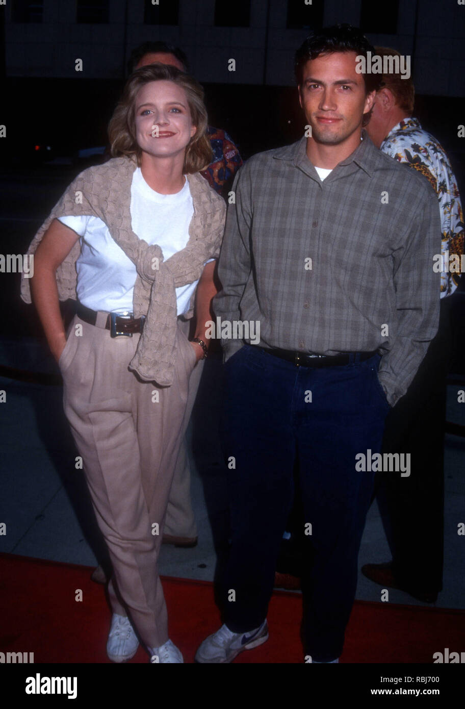 Los Angeles, CA - le 11 août : Courtney Thorne-Smith actrice et acteur Andrew Shue assister à Universal Pictures' 'coeur et âme' création le 11 août 1993 à l'Academy Theatre de Los Angeles, Californie. Photo de Barry King/Alamy Stock Photo Banque D'Images