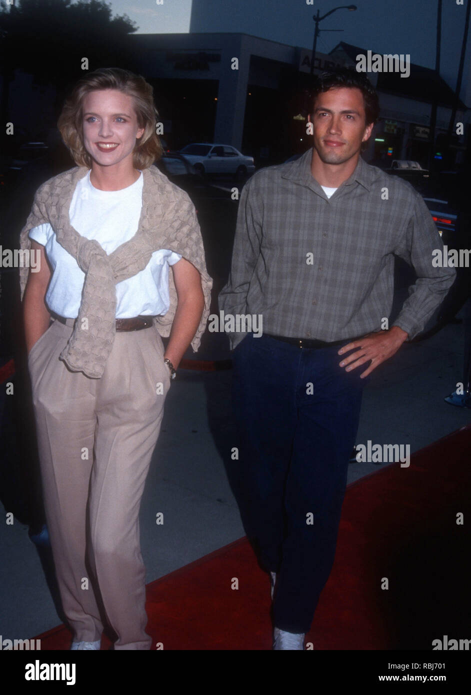 Los Angeles, CA - le 11 août : Courtney Thorne-Smith actrice et acteur Andrew Shue assister à Universal Pictures' 'coeur et âme' création le 11 août 1993 à l'Academy Theatre de Los Angeles, Californie. Photo de Barry King/Alamy Stock Photo Banque D'Images