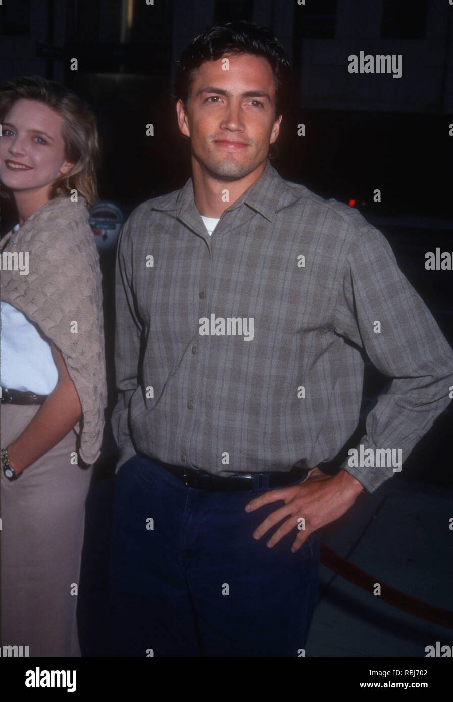 Los Angeles, CA - le 11 août : Courtney Thorne-Smith actrice et acteur Andrew Shue assister à Universal Pictures' 'coeur et âme' création le 11 août 1993 à l'Academy Theatre de Los Angeles, Californie. Photo de Barry King/Alamy Stock Photo Banque D'Images
