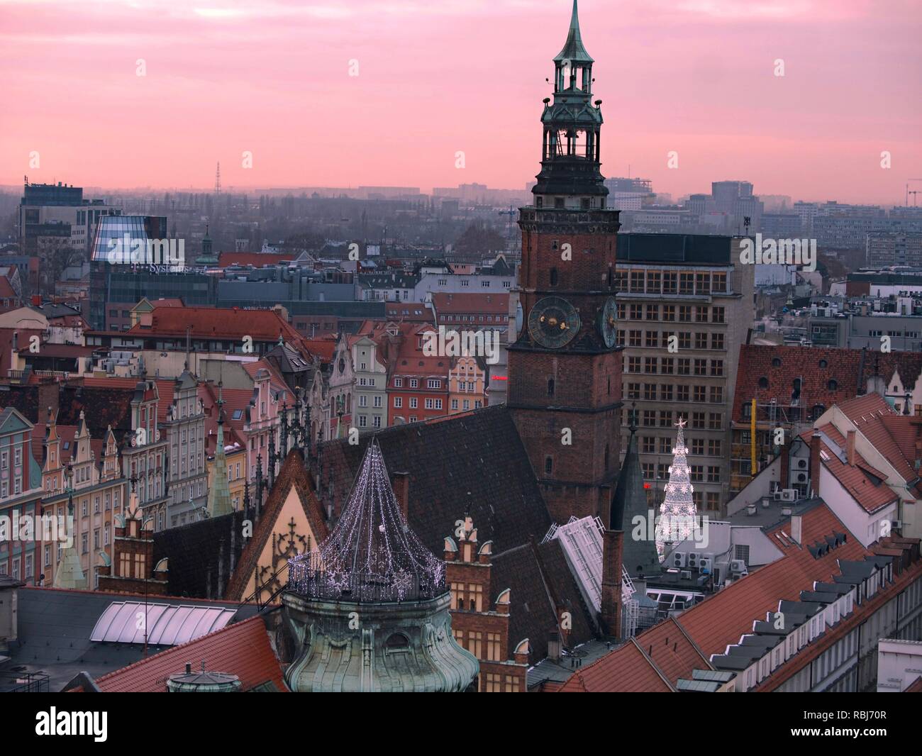 Vue aérienne de la place du marché ou Rynek et son architecture colorée pendant le coucher du soleil à Wroclaw, Pologne Banque D'Images