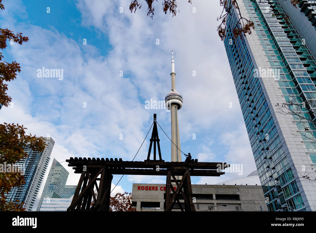 Le monument pour commémorer la vie des travailleurs des chemins de fer chinois au Canada avec la Tour CN, Toronto derrière Banque D'Images