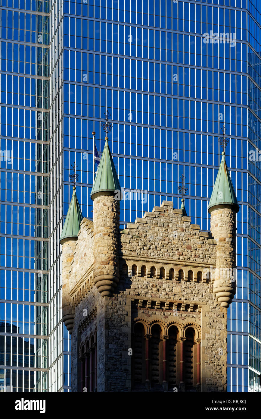 La tour de St Andrew's Church à Toronto avec la Banque de Montréal (BMO) Bâtiment derrière Banque D'Images