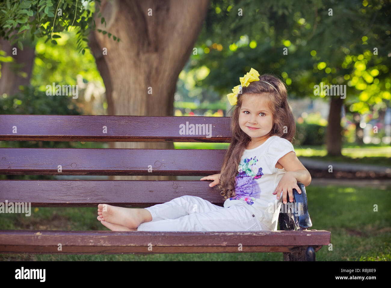 Encore De Mignon Bebe Enfant Fille Aux Cheveux Brune Et Profiter De La Vie D Usure Elegant Assis Sur Chaise En Bois Banc En Ete Magnifique Parc Photo Stock Alamy Encore De Mignon Bebe Enfant Fille Aux Cheveux Brune Et Profiter De La Vie D Usure Elegant Assis Sur Chaise En Bois Banc En Ete Magnifique Parc Photo Stock Alamy