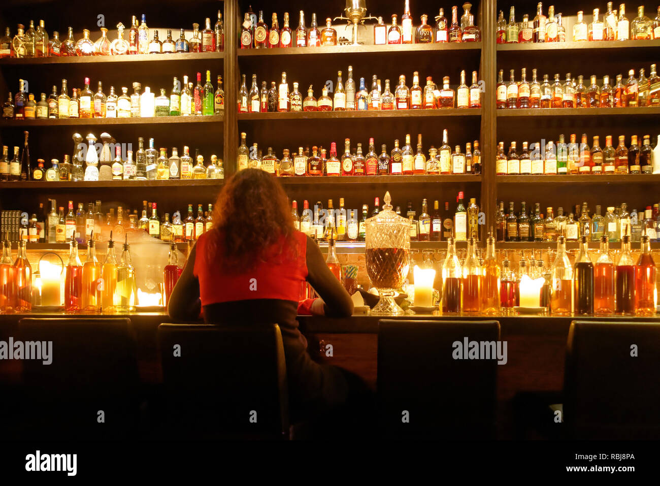 Une femme était assise au bar bar bar à cocktails intérieur Chef à Toronto, Canada Banque D'Images