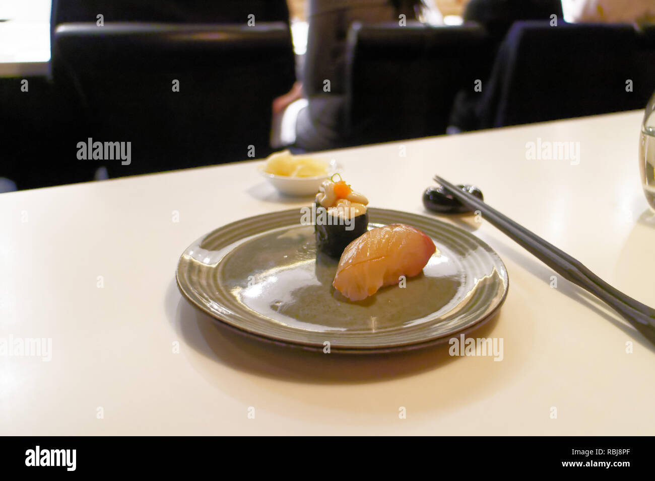 Une assiette de sushi edomae avec stripjack et poissons dans les testicules de morue Yasu Omakase Sushi Bar à Toronto, Canada Banque D'Images