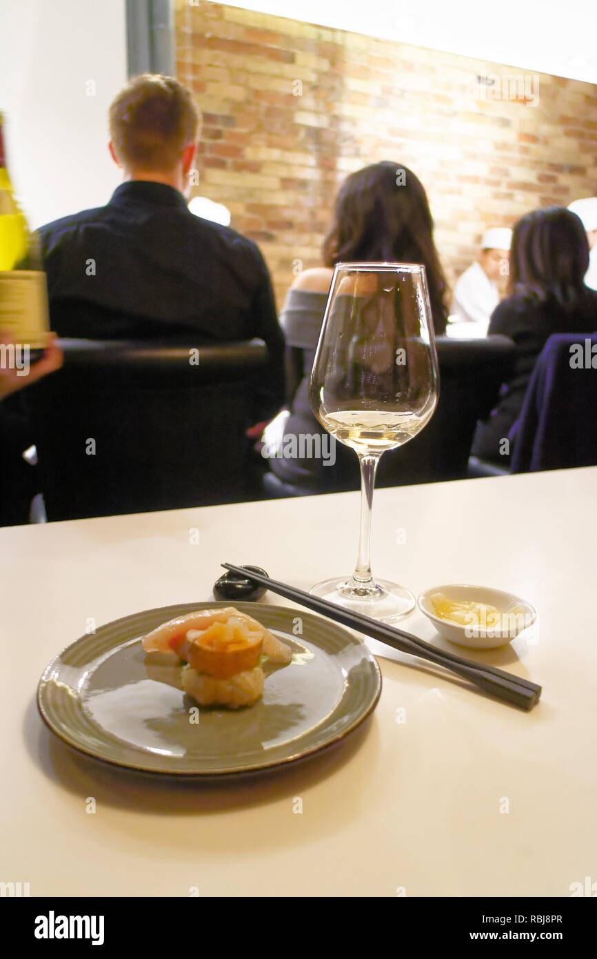 Une assiette de foie de lotte et la sériole (kanpachi) sushis à Yasu Omakase Sushi Bar à Toronto, Canada Banque D'Images