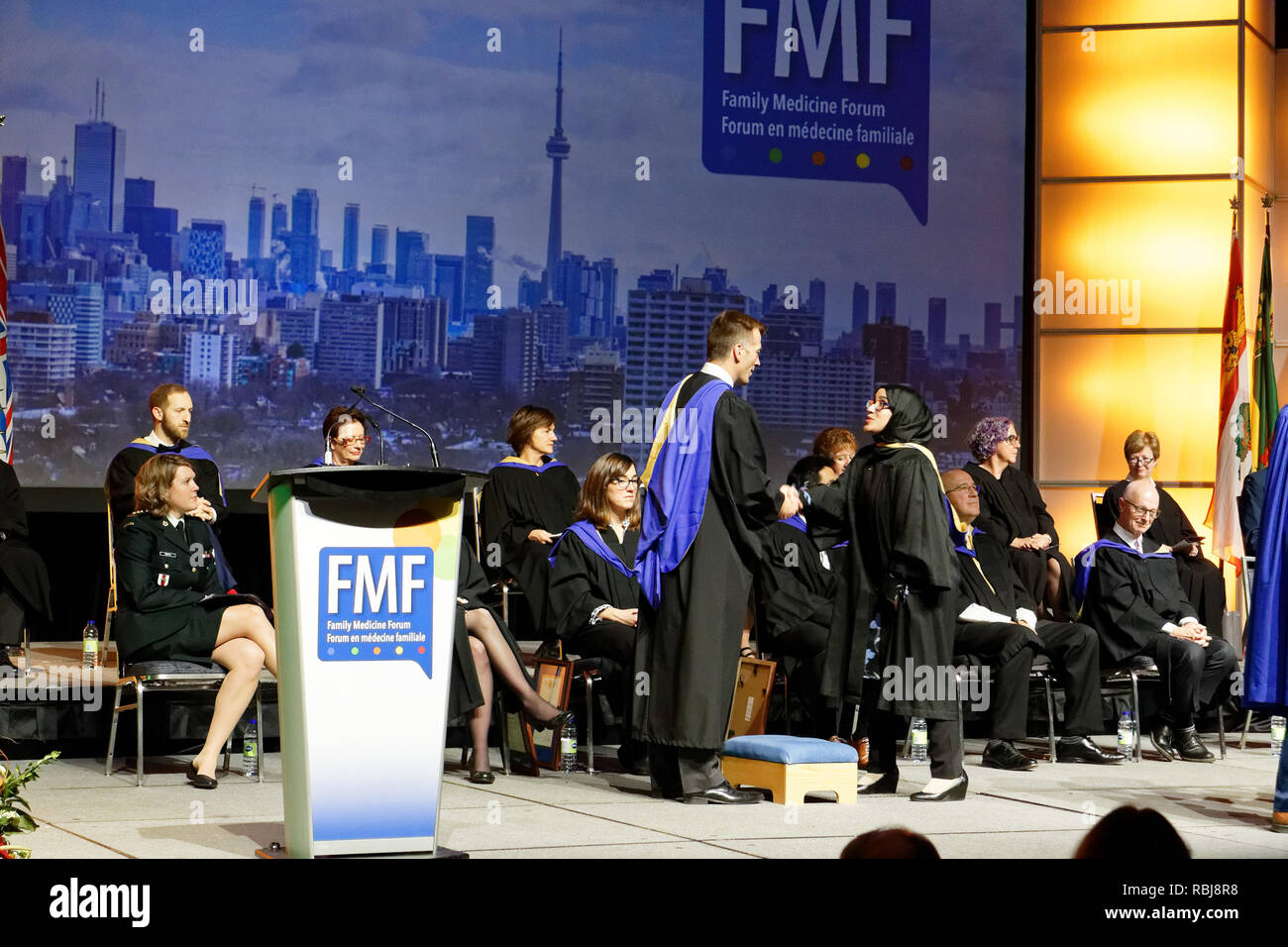 Les étudiants de médecine diplômés de recevoir leurs certificats de médecin au Forum en médecine familiale à Toronto, novembre 2018 Banque D'Images