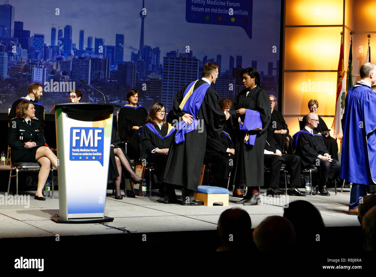 Les étudiants de médecine diplômés de recevoir leurs certificats de médecin au Forum en médecine familiale à Toronto, novembre 2018 Banque D'Images