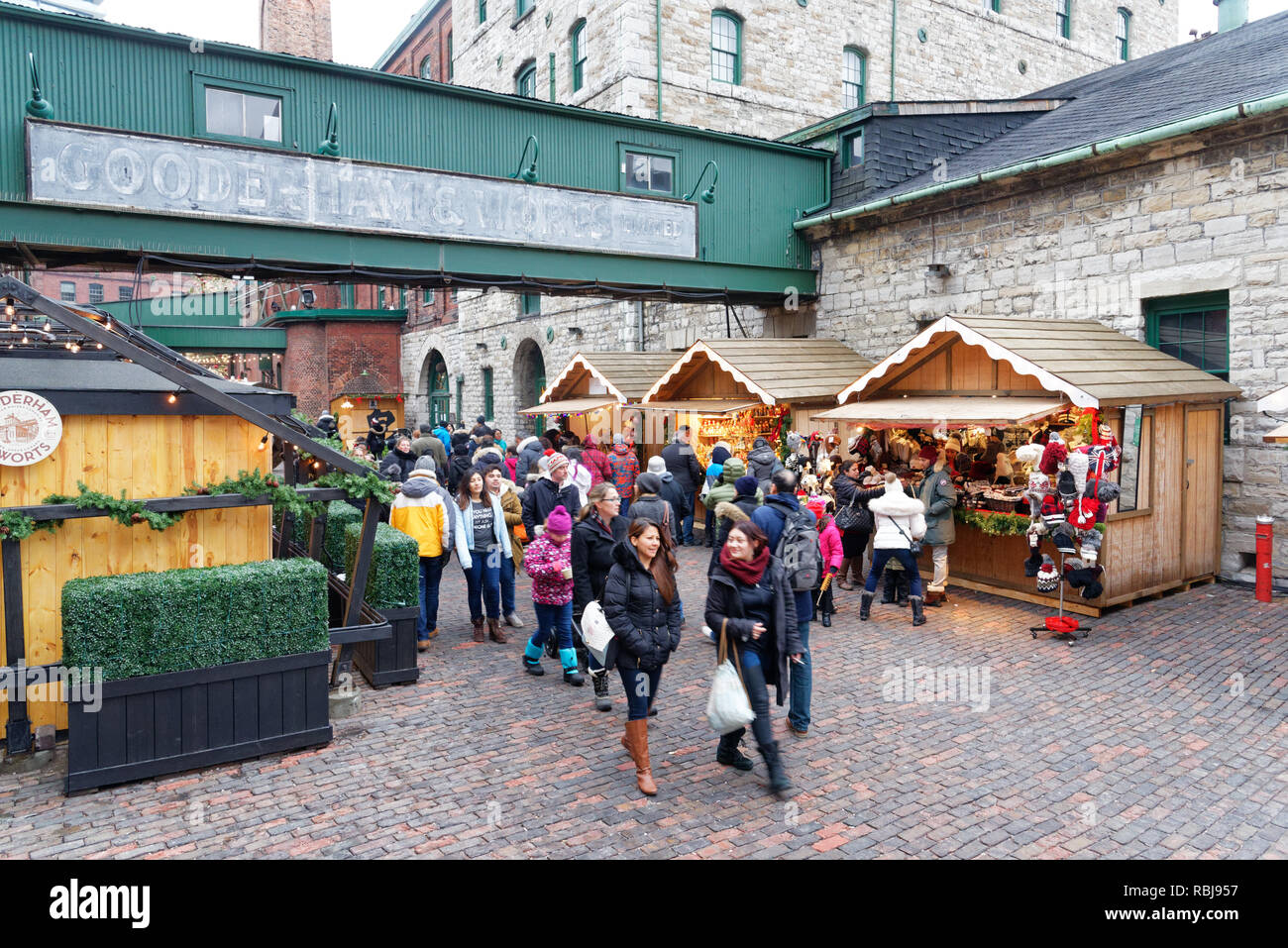 Les gens qui marchent à Toronto Marché de Noël à la Distillery District Banque D'Images