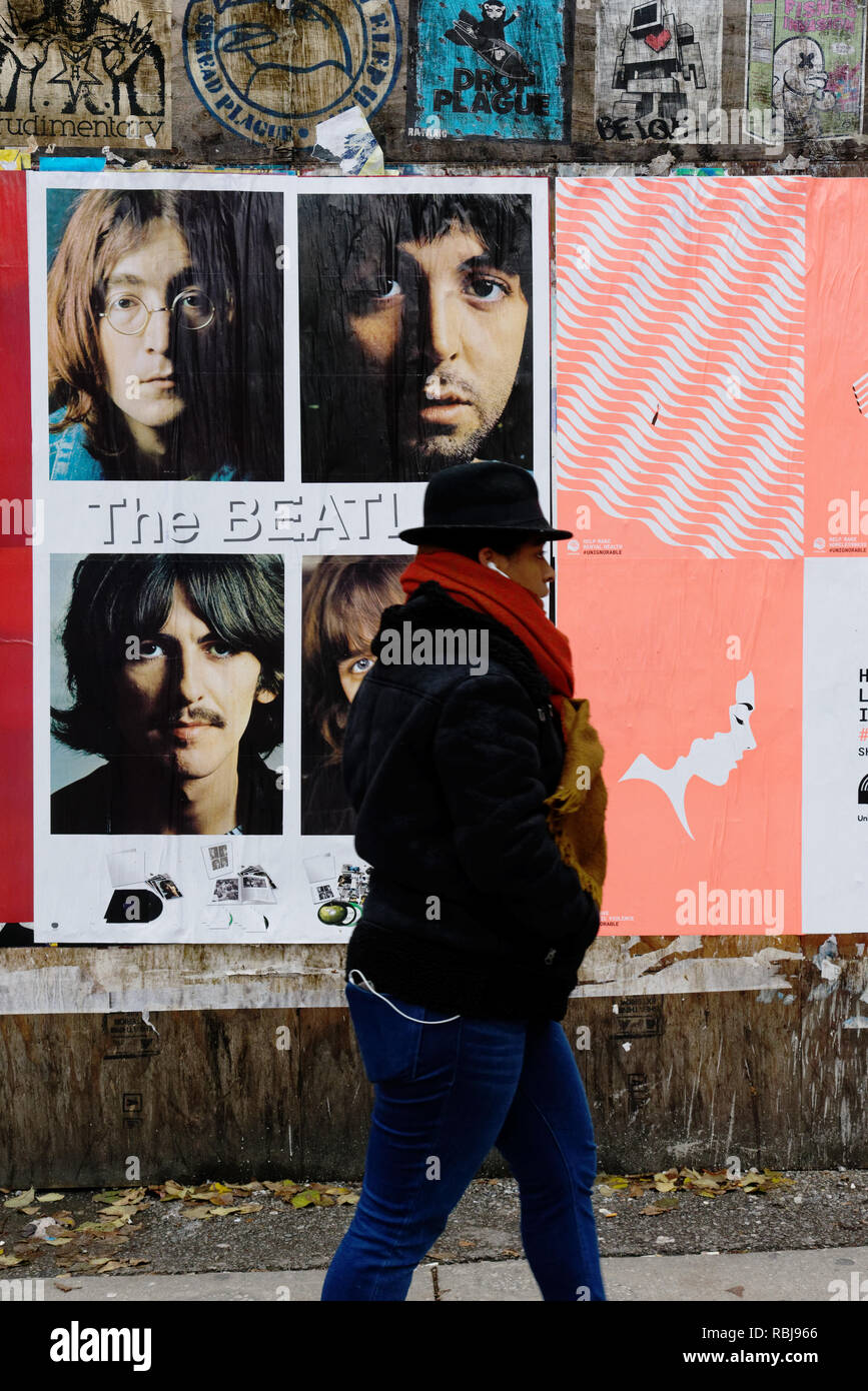 Un piéton passe d'une affiche pour le White Album des Beatles dans les rues de Toronto, Canada Banque D'Images