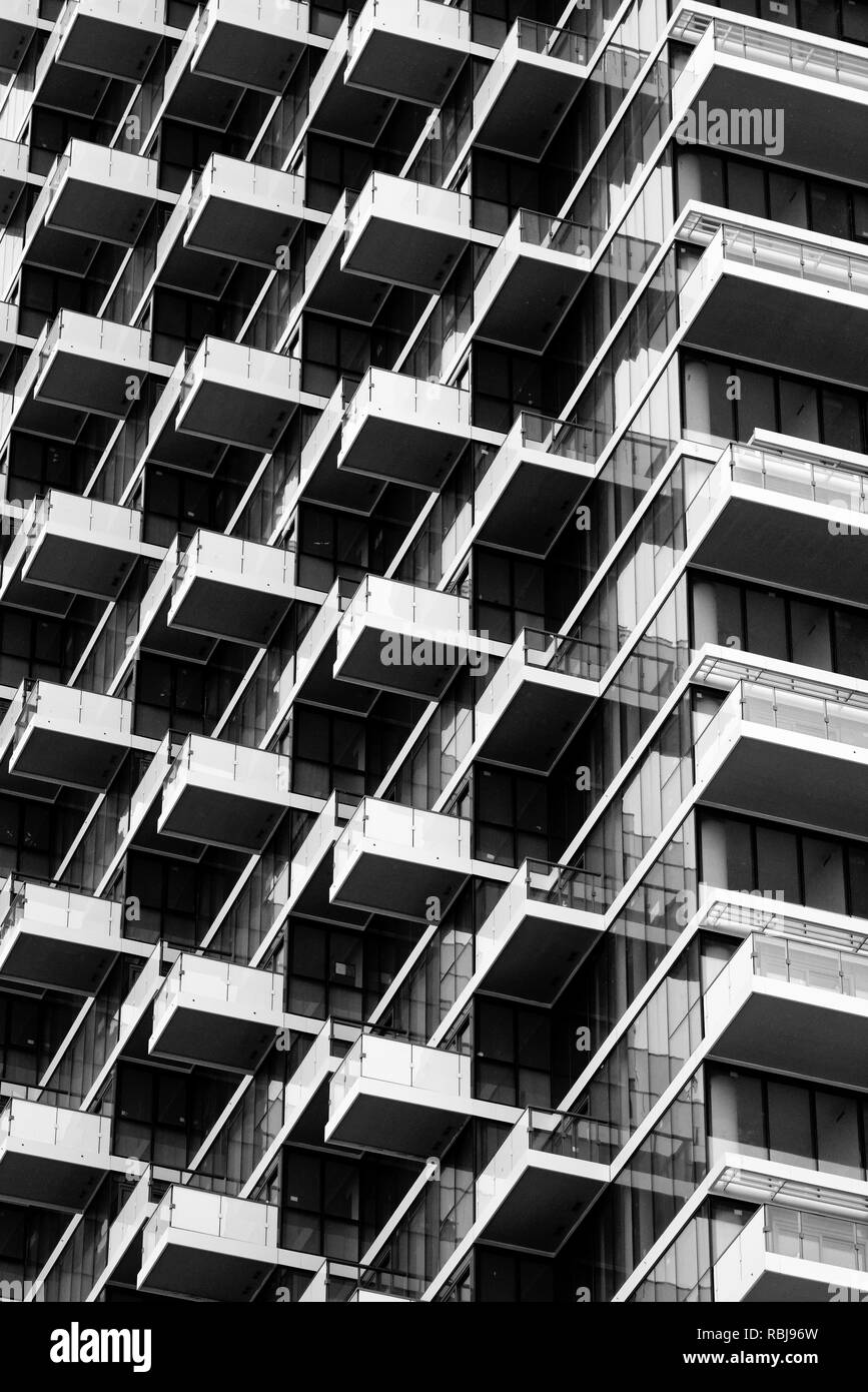 Motifs abstraits de balcons et fenêtres sur le monde des tours d'immeuble en copropriété à Toronto, Canada Banque D'Images