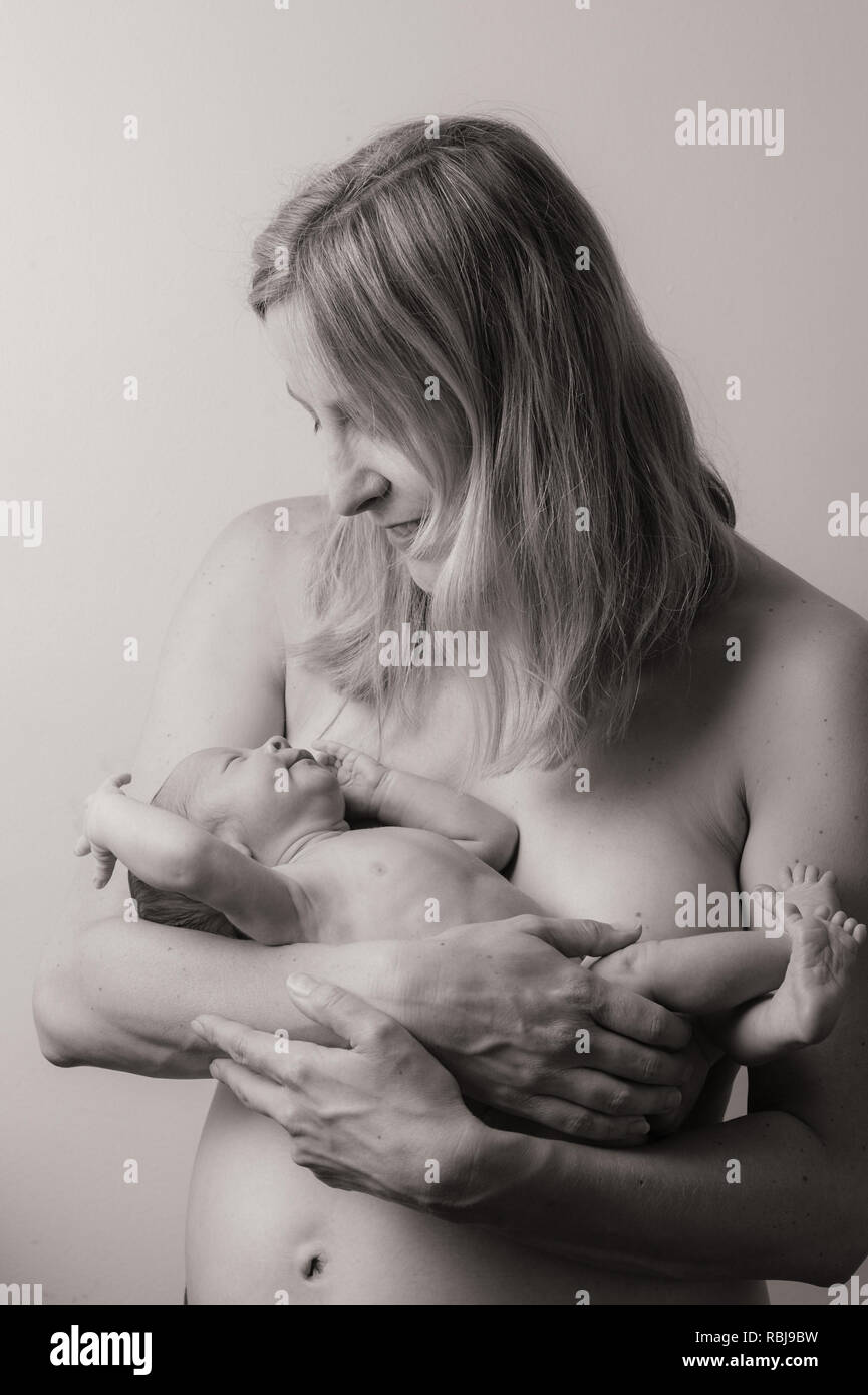 Mother holding newborn baby Banque D'Images