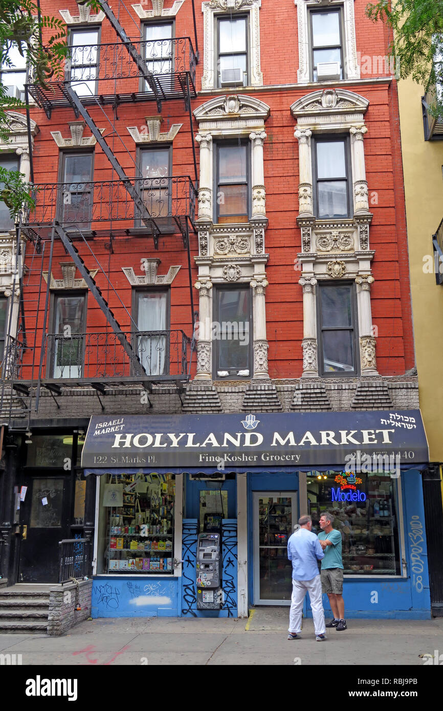 Deux hommes à l'extérieur des lieux saints du marché, 122 Place St Marc, East Village, New York, NYC, NY, USA Banque D'Images