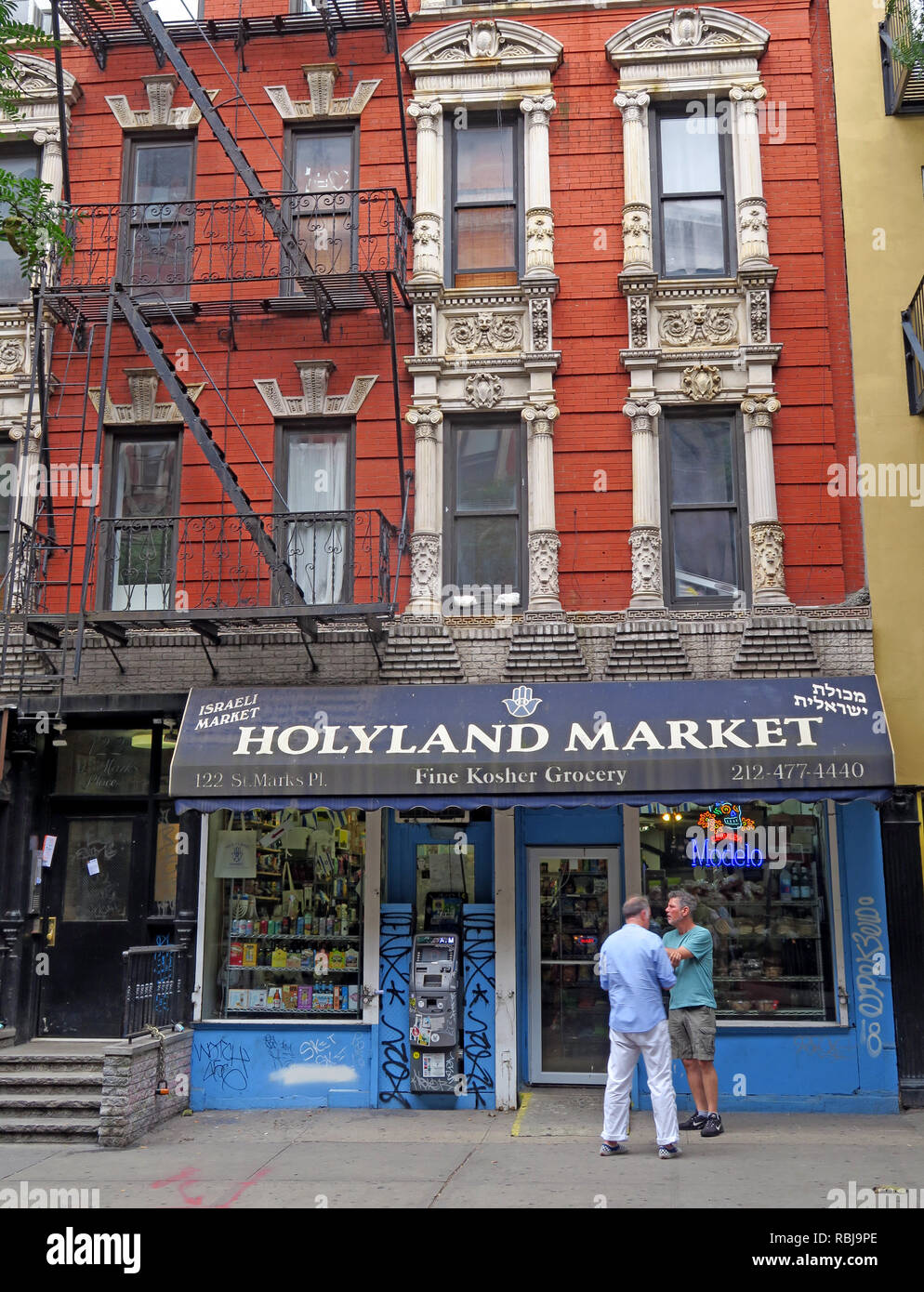 Deux hommes à l'extérieur des lieux saints du marché, 122 Place St Marc, East Village, New York, NYC, NY, USA Banque D'Images