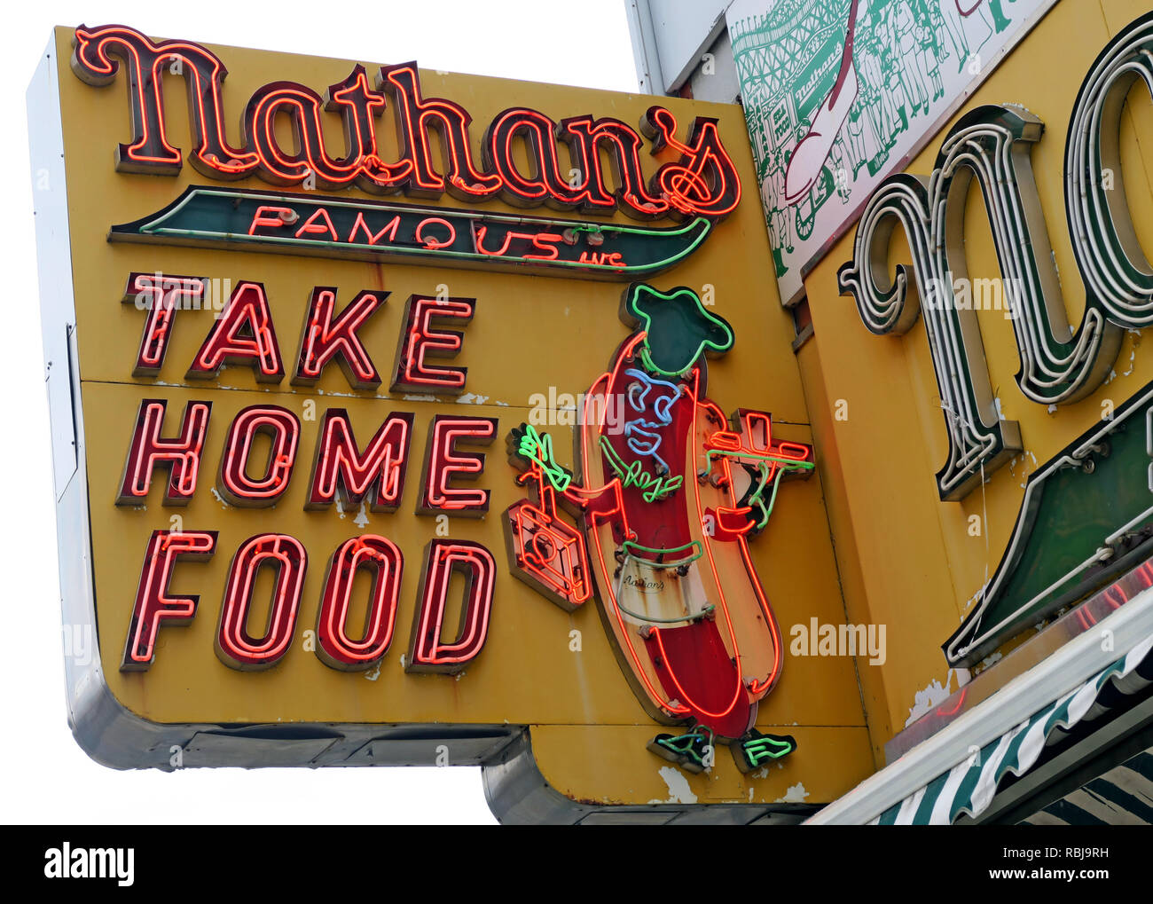 Nathans Handwerker célèbre saucisses hot-dog Restaurant Original, Traiteur, restauration rapide, Coney Island, quartier de Brooklyn, New York, NY, USA Banque D'Images