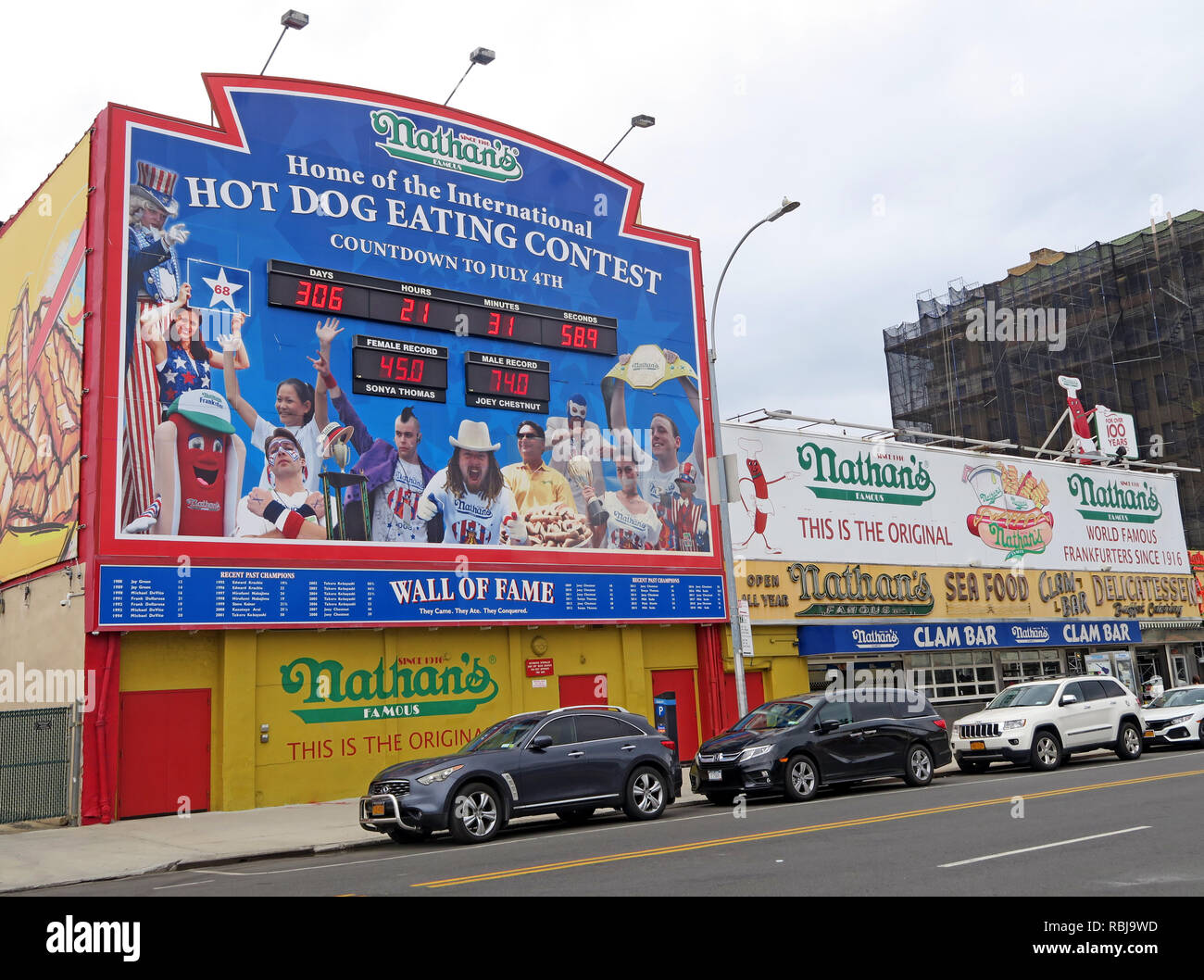 Nathans Handwerker célèbre hot-dog saucisses hot-dog eating contest, Coney Island, quartier de Brooklyn, New York, NY, USA Banque D'Images