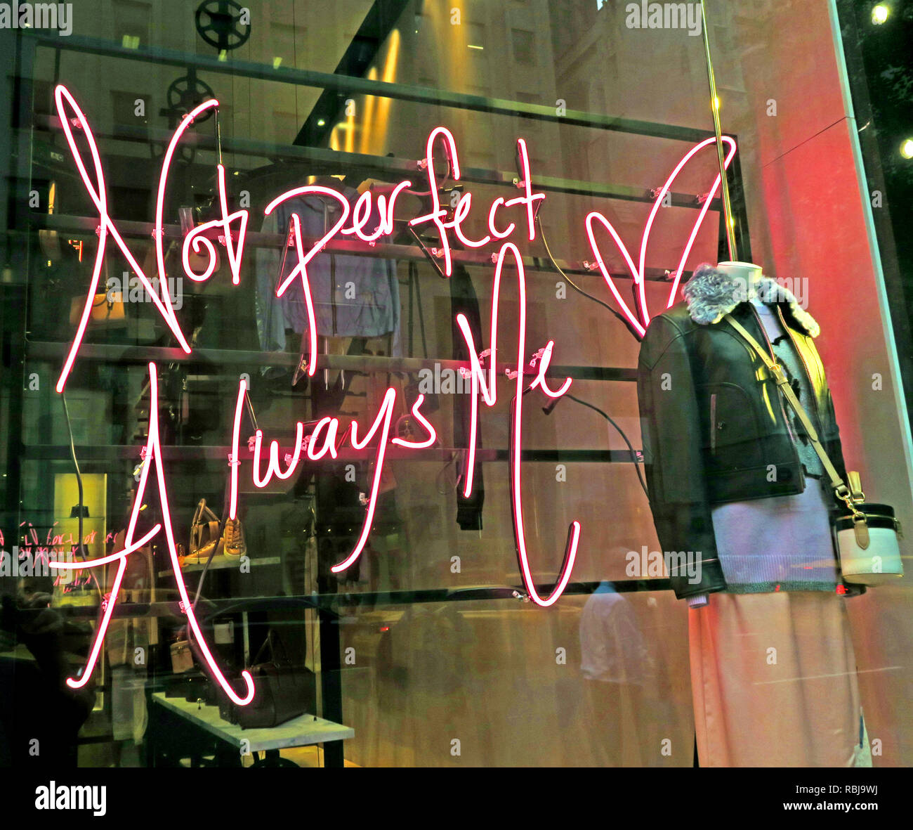 Pas toujours parfait moi signe, Selena Gomez collection, dans un Coach Store, New York, NY, USA Banque D'Images