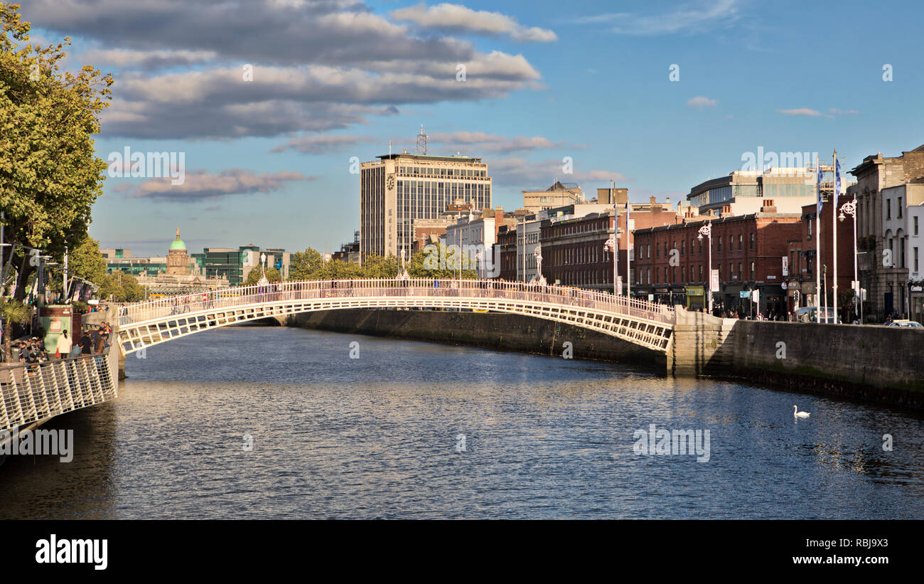 Les gens marcher sur le Ha'penny Bridge sur la rivière Liffey à Dublin, Irlande. Banque D'Images