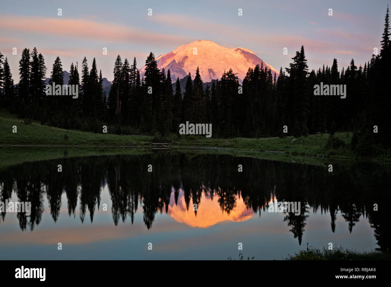 WA15747-00...WASHINGTON - Le Mont Rainier se reflétant dans le lac Tipsoo comme le soleil se lève au Mount Rainier National Park. Banque D'Images