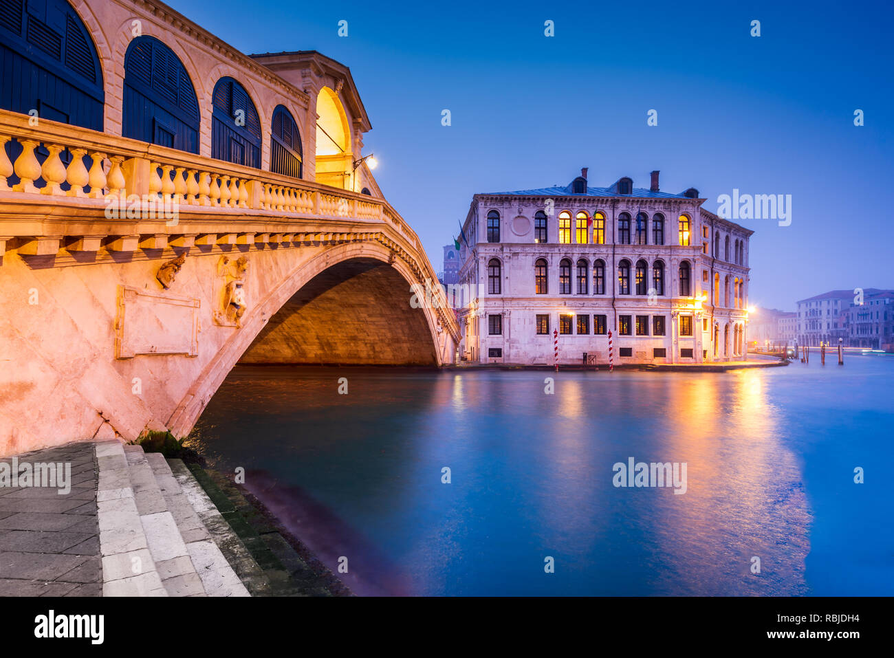 Venite, Italie - Nuit image avec Ponte di Rialto, le plus ancien pont enjambant le Grand Canal, Venise. Banque D'Images