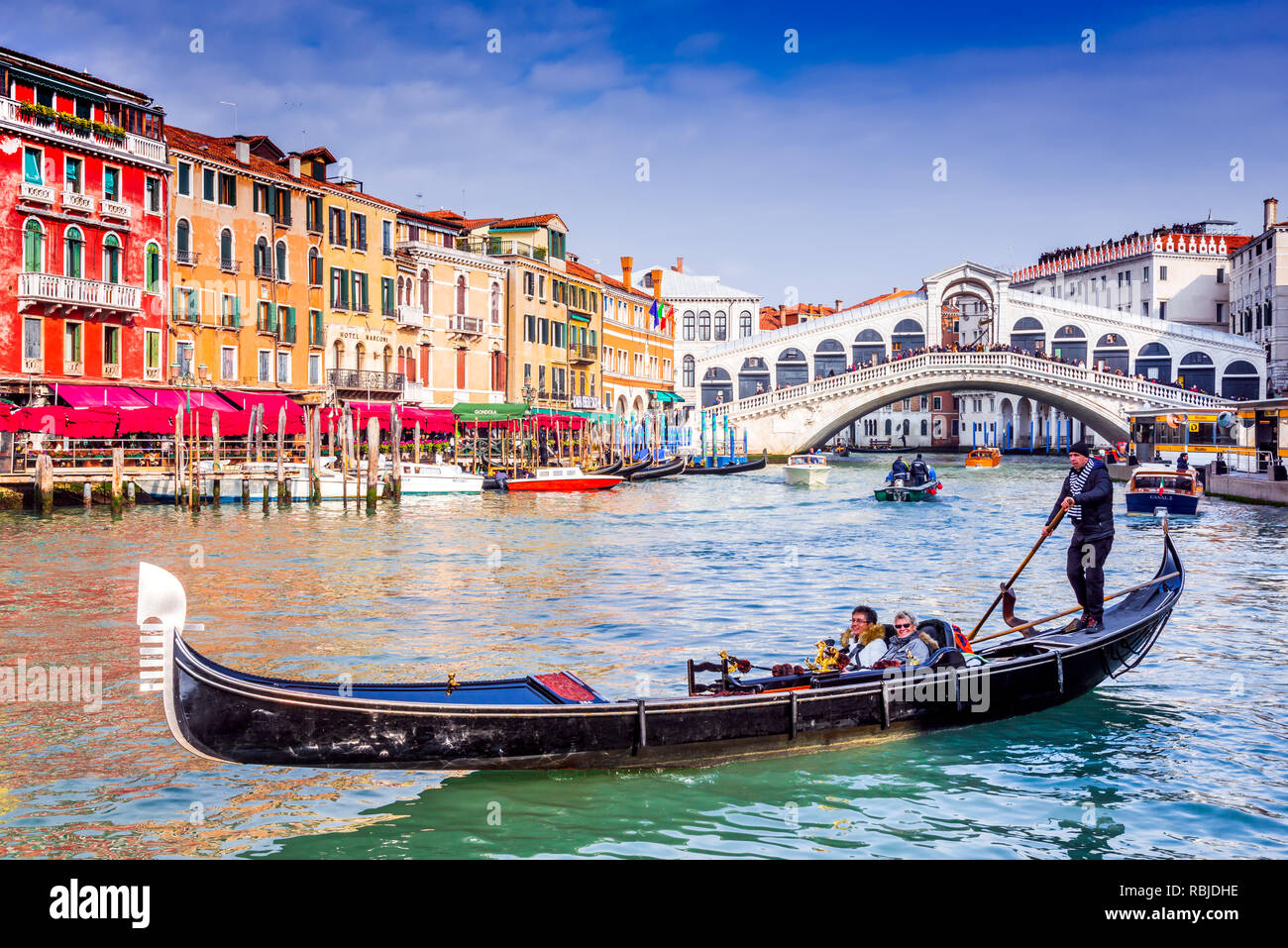 Venise, Italie - Février 2018 : gondole sur le Grand Canal, le Pont du Rialto de Venise, vue front de mer. Banque D'Images