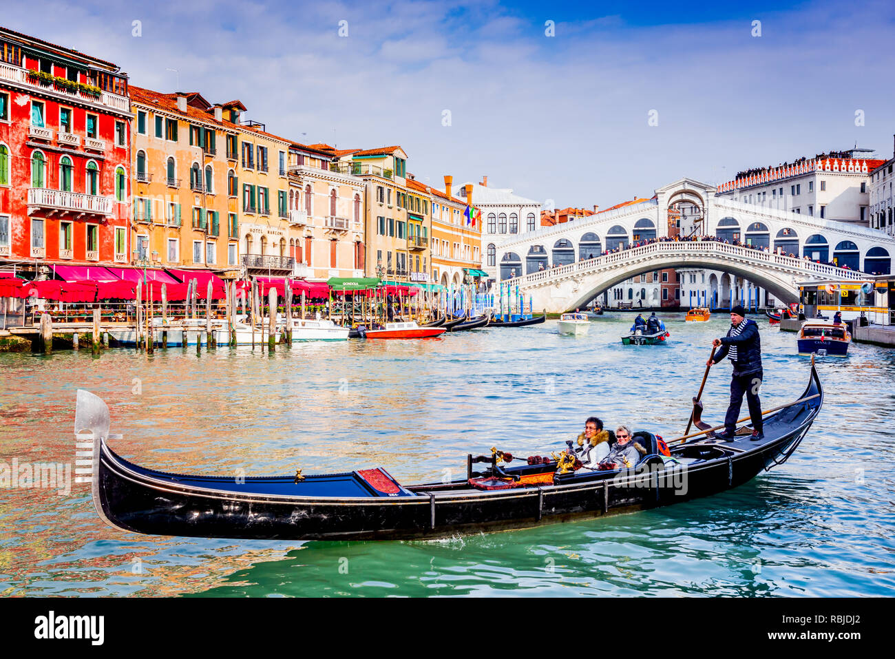 Venise, Italie - Février 2018 : gondole sur le Grand Canal, le Pont du Rialto de Venise, vue front de mer. Banque D'Images