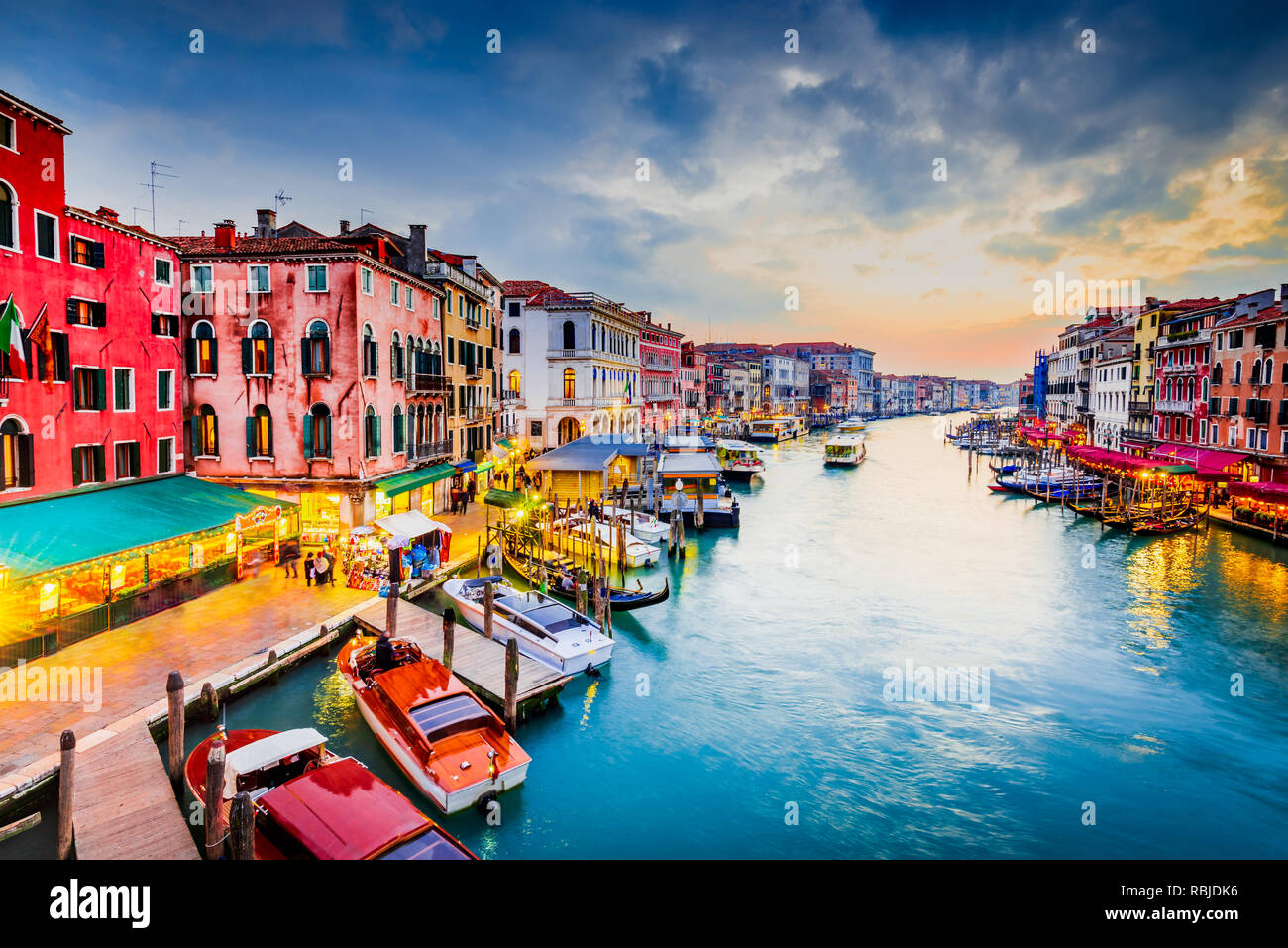 Venite, Italie - l'image de nuit avec Grand Canal, le plus vieux pont de Rialto, Venise. Banque D'Images