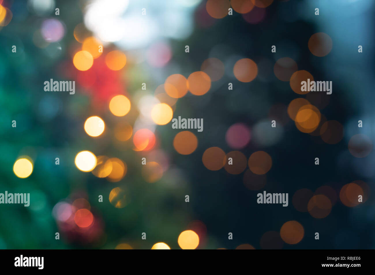Arbre de Noël de flou avec l'éclairage dans le noir Banque D'Images