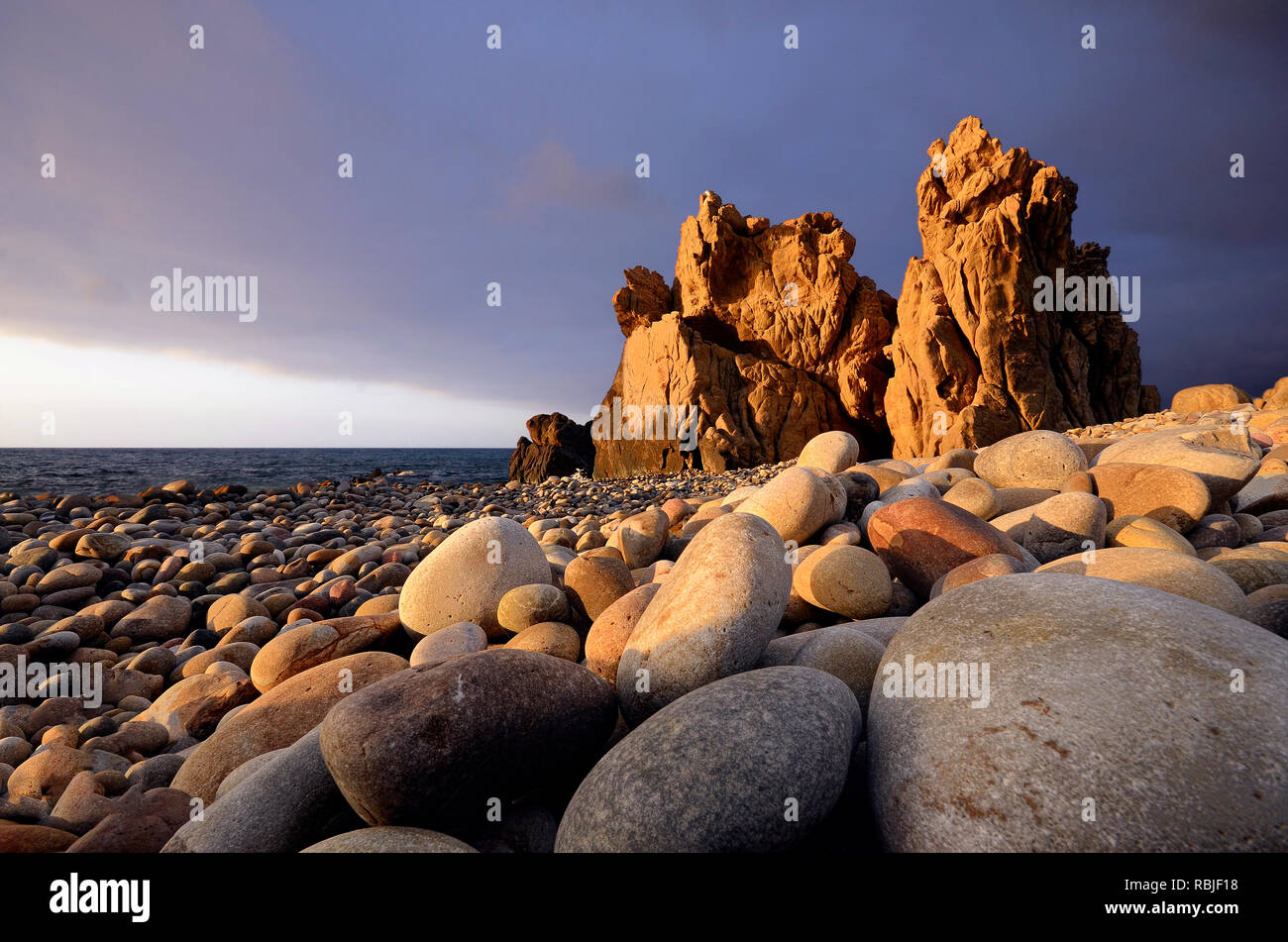 Plage de galets et de rock à Castel di Tusa au coucher du soleil, province de Messine, Sicile, Italie Banque D'Images