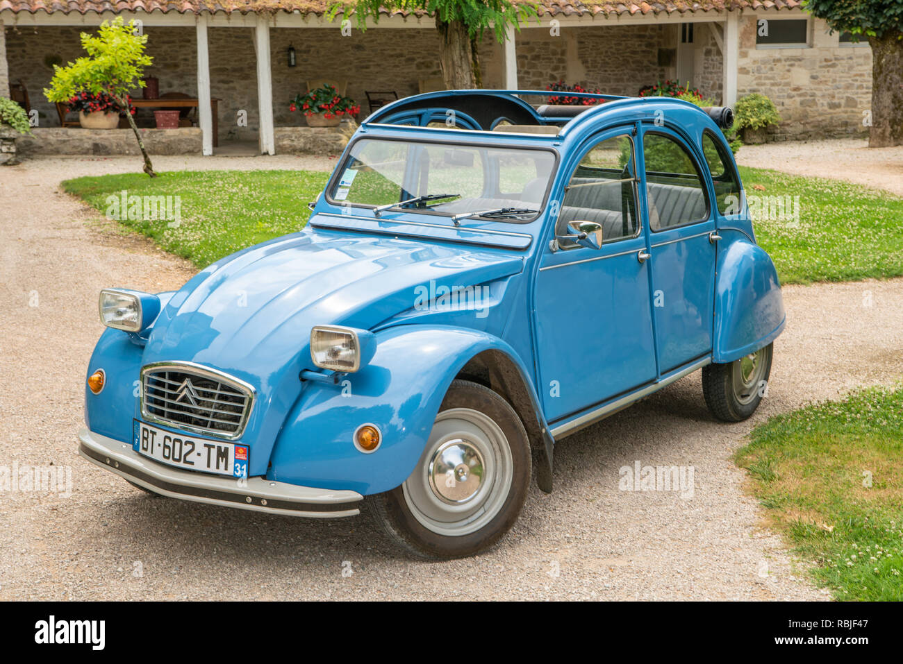 Sunday Times Travel Anthony Peregrine Avec Une Citroen 2cv Pour Le 70e Anniversaire Photo Stock Alamy Sunday Times Travel Anthony Peregrine Avec Une Citroen 2cv Pour Le 70e Anniversaire Photo Stock Alamy