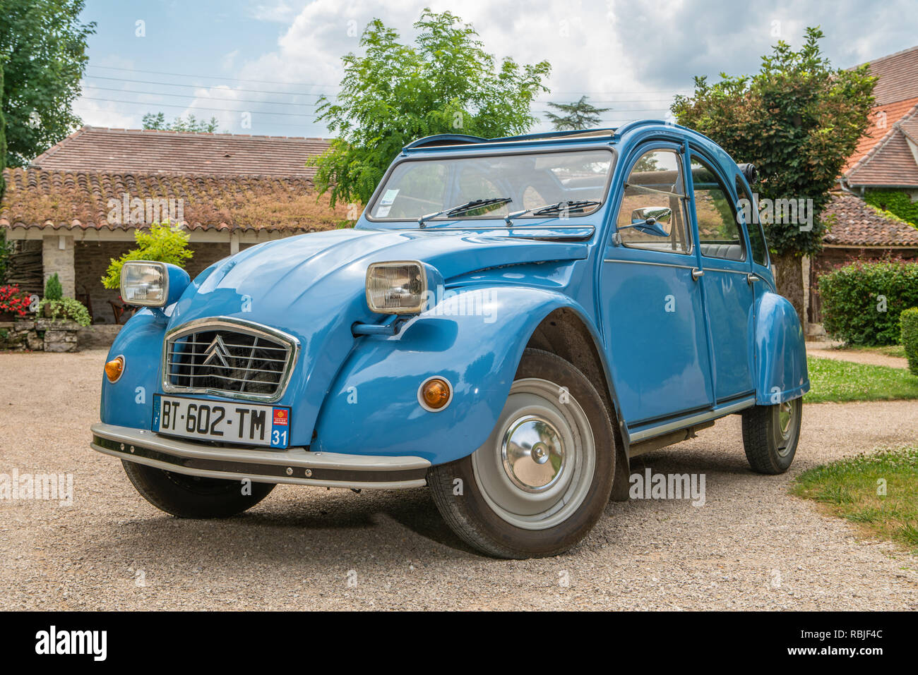Sunday Times Travel Anthony Peregrine Avec Une Citroen 2cv Pour Le 70e Anniversaire Photo Stock Alamy Sunday Times Travel Anthony Peregrine Avec Une Citroen 2cv Pour Le 70e Anniversaire Photo Stock Alamy