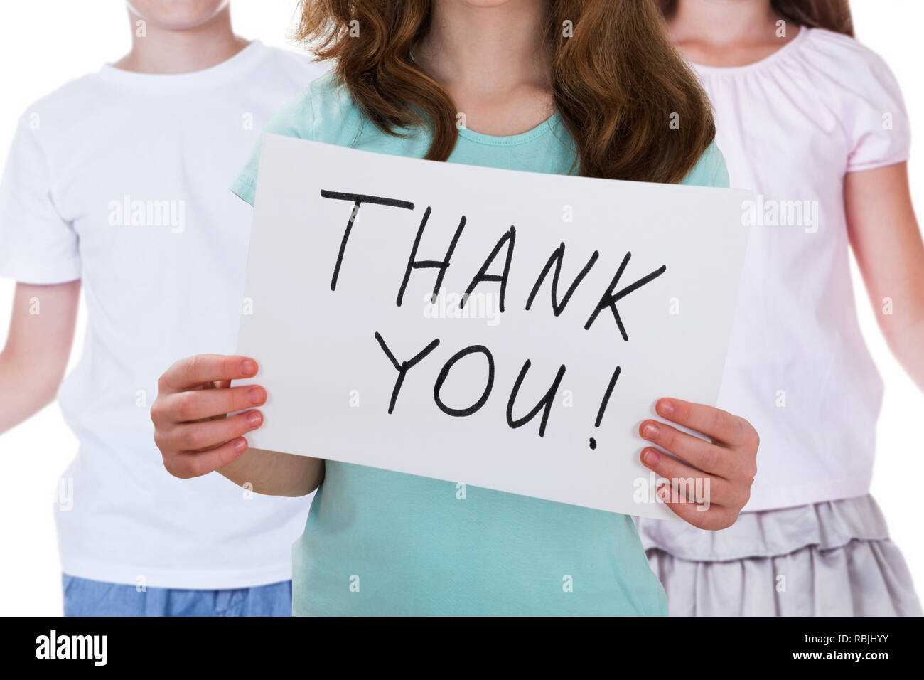 Girl Holding Merci Placard avec ses amis Banque D'Images