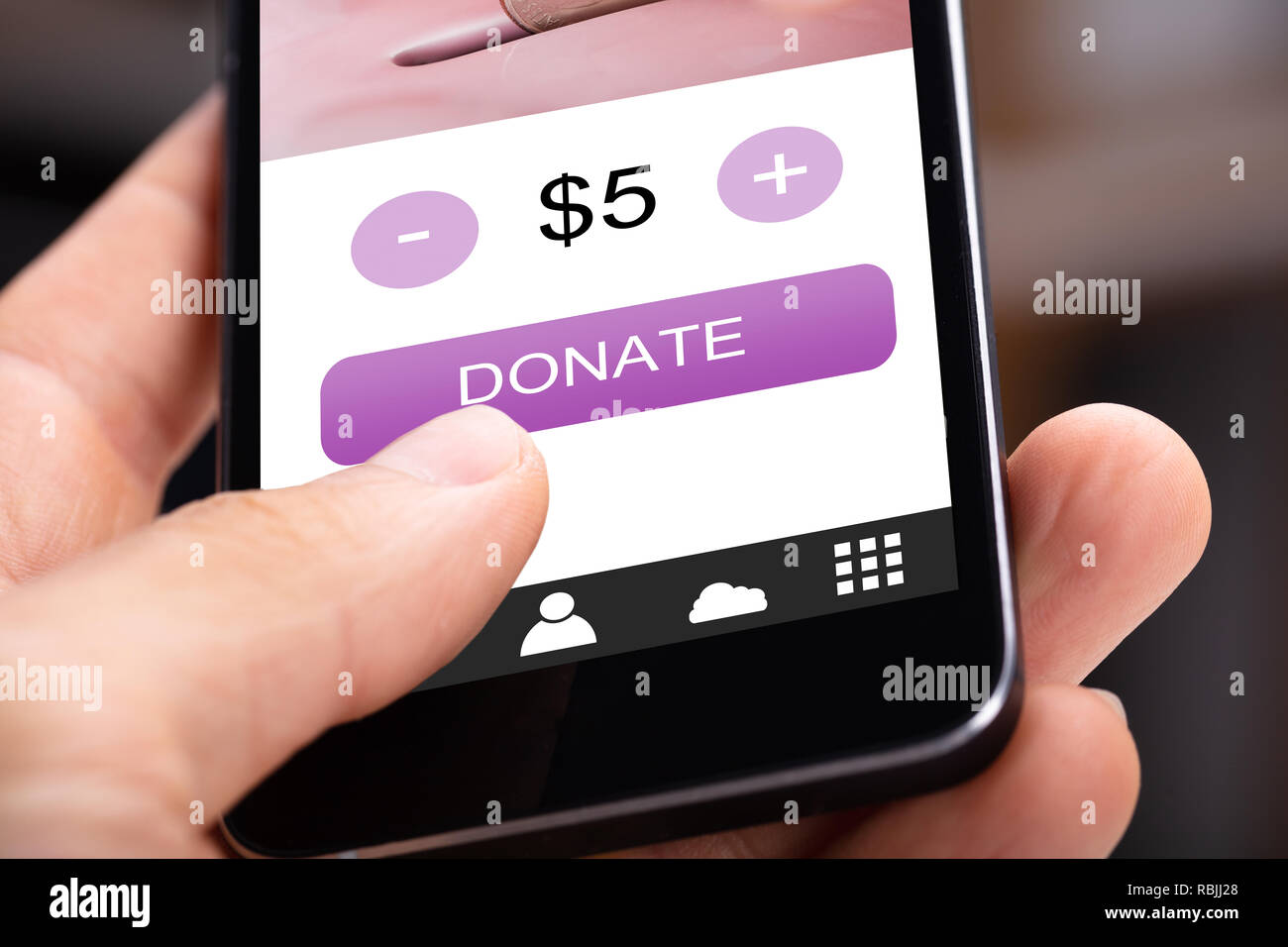 Close-up of a donner de l'argent on Cellphone Banque D'Images