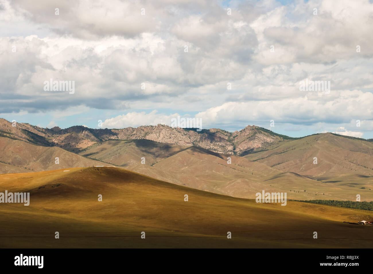 Campagne mongole avec chaîne de montagnes spectaculaires et ciel nuageux vus de haut de Gengis Khan Statue près de Oulan-Bator (Mongolie, Asie) Banque D'Images