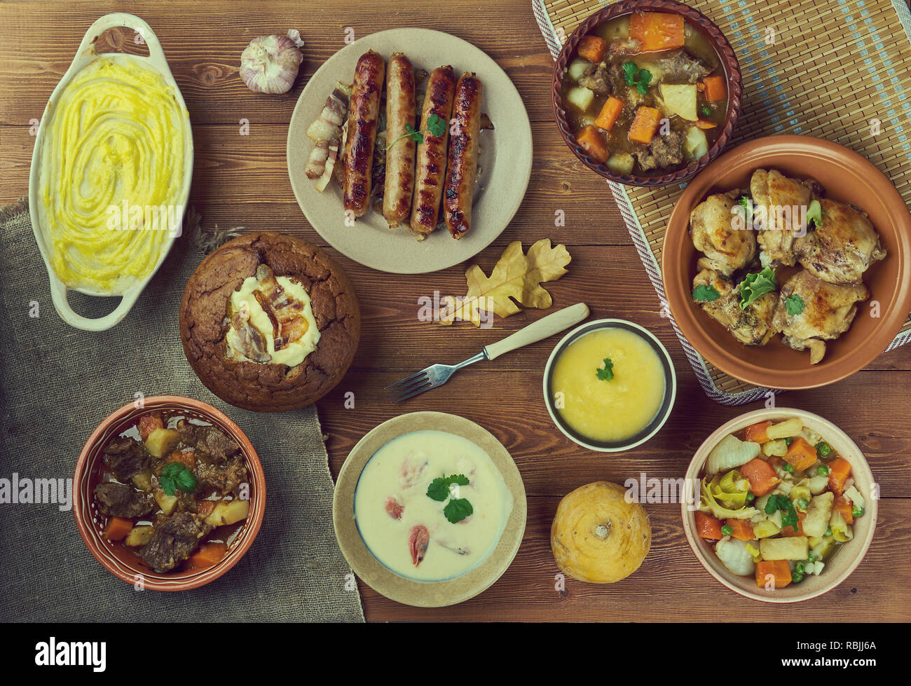 La cuisine irlandaise traditionnelle, un assortiment de plats, vue d'en haut. Banque D'Images