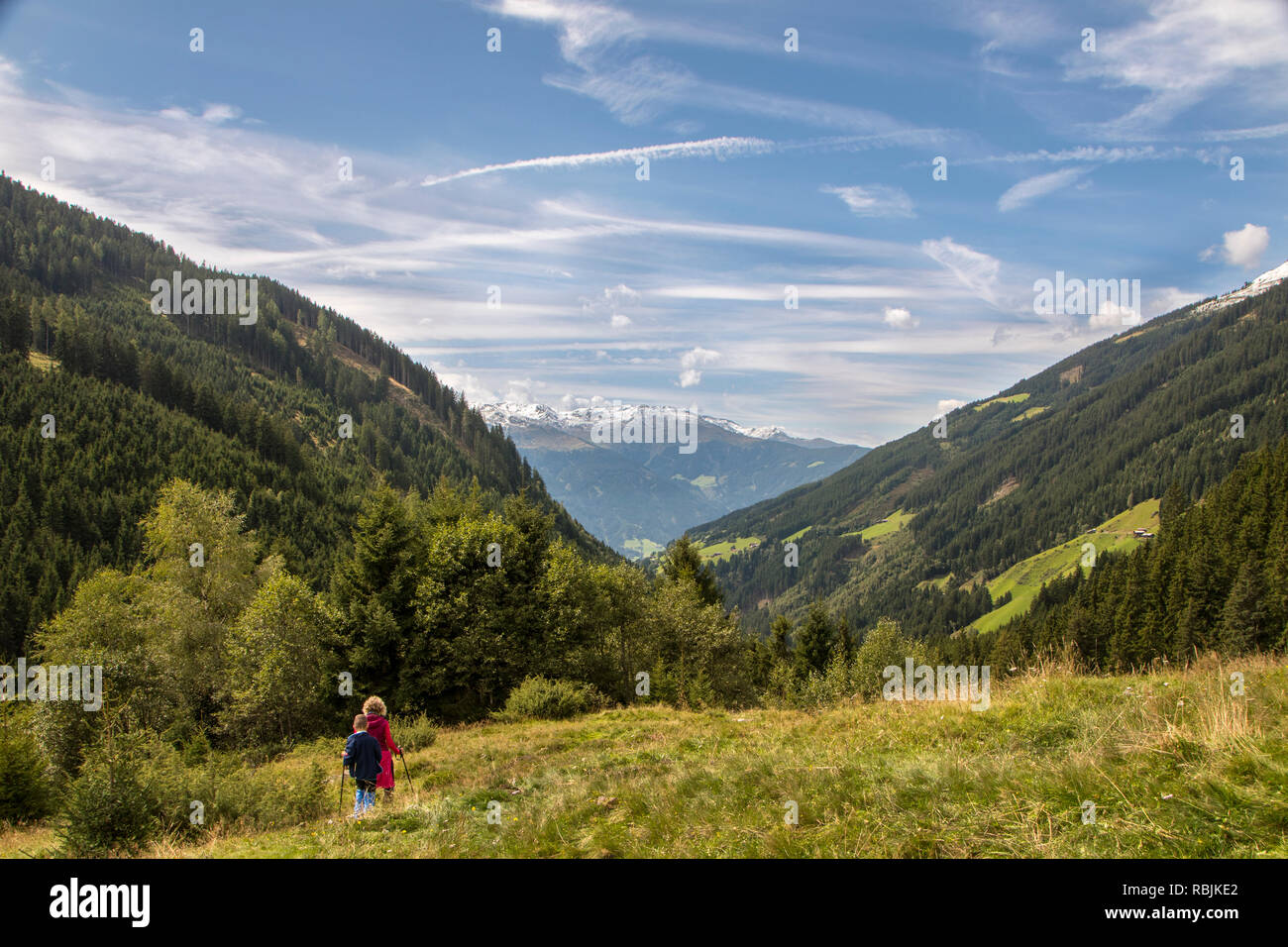 Femme debout sur un sentier avec une vue magnifique - Vue de derrière Banque D'Images