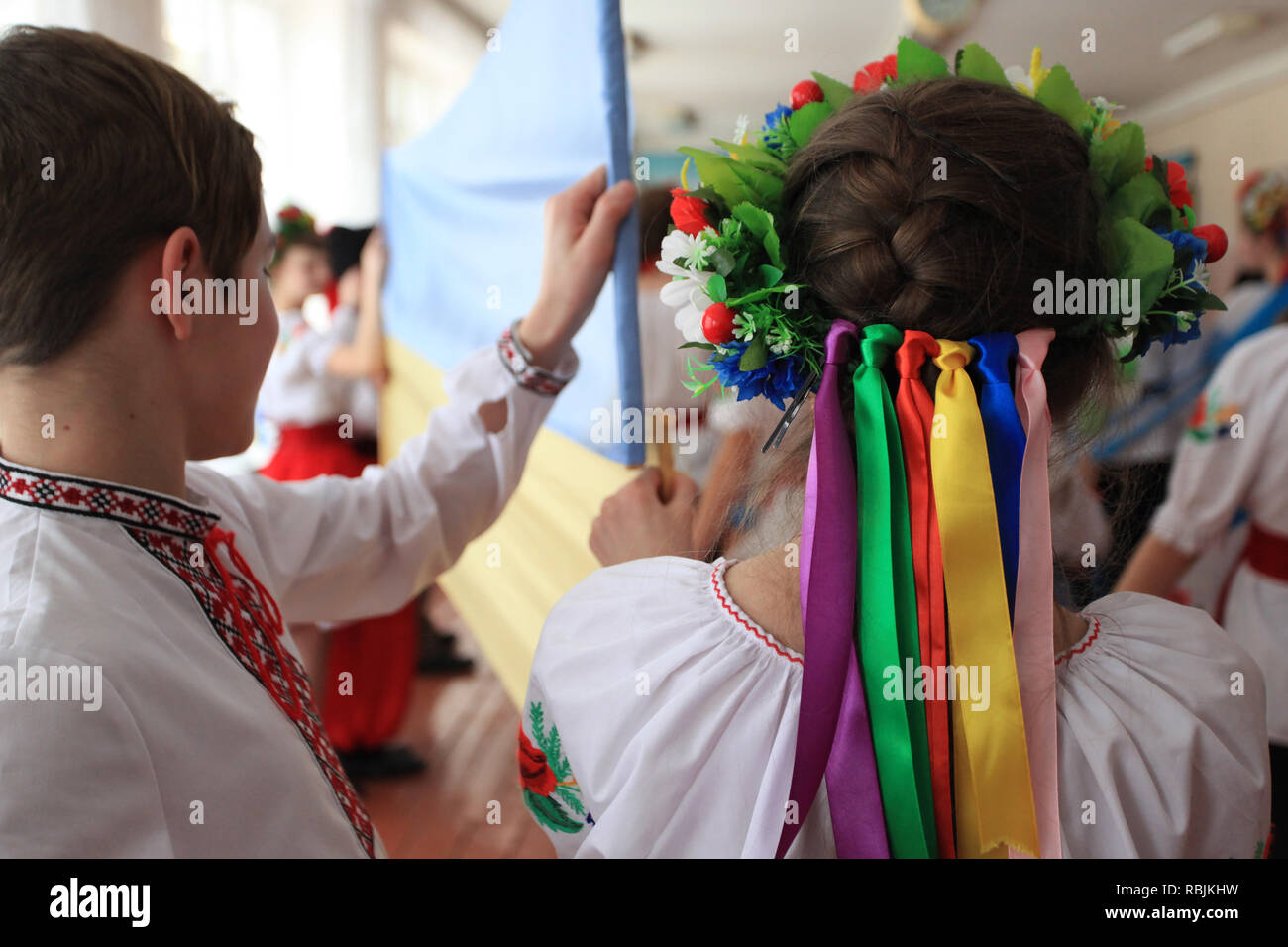 Les enfants de l'école ukrainienne en costumes traditionnels tenant le drapeau de l'Ukraine au cours d'une cérémonie à l'école. Radinka Polesskiy,district,le nord de l'Ukraine Banque D'Images