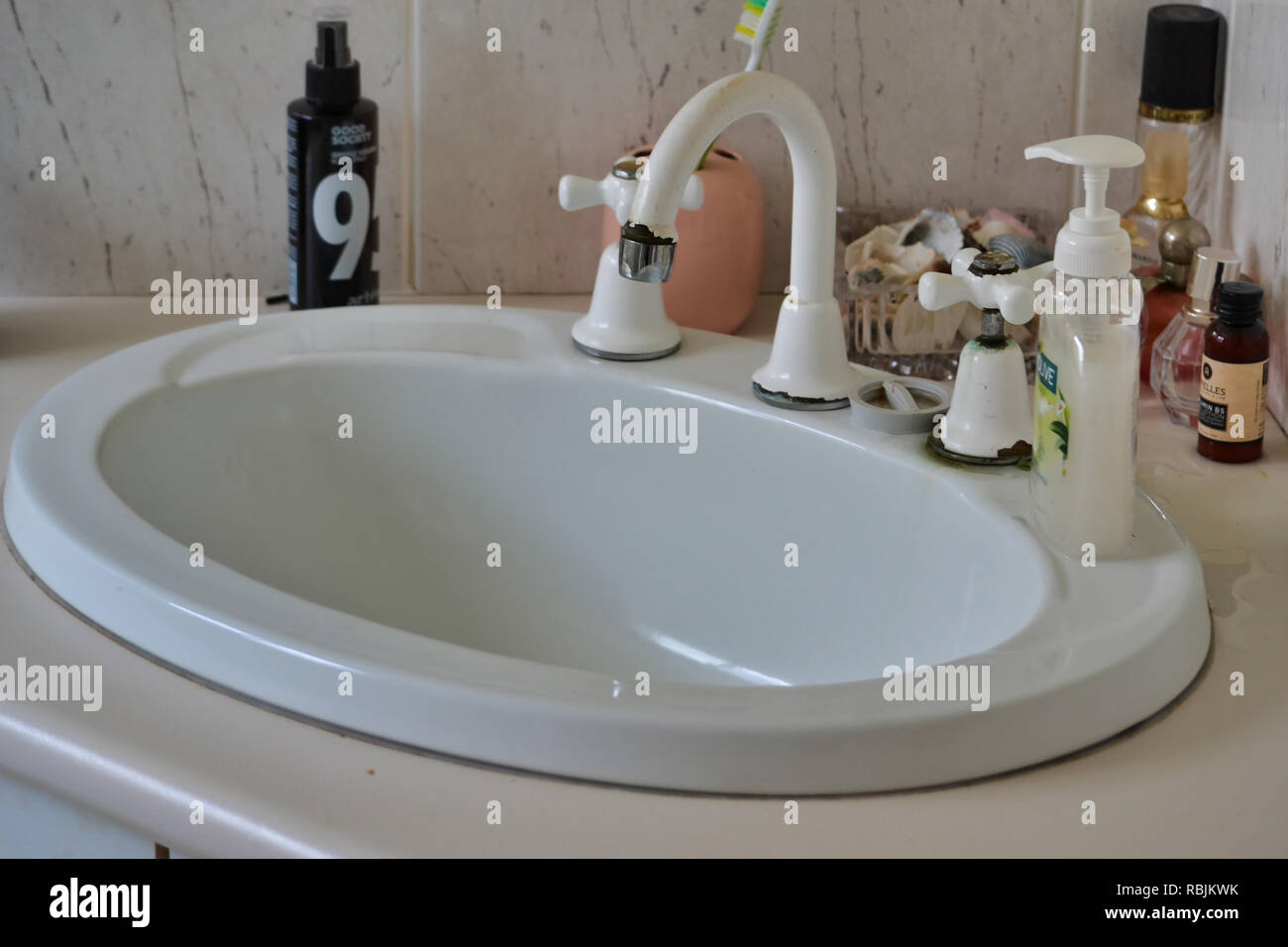 Fuite D Evier De Salle De Bains Maison Ancienne Photo Stock Alamy